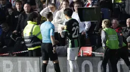 Wasit Stuart Attwell meninjau VAR untuk memutuskan pelanggaran pemain Sheffield United, Mason Holgate terhadap pemain Brighton, Kaoru Mitoma pada laga lanjutan Liga Inggris 2023/2024 di Bramall Lane stadium, Sheffield, Inggris, Minggu (19/02/2024). (AP Photo/PA/Nick Potts)
