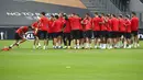 Para pemain Sevilla melakukan latihan jelang laga semifinal Liga Europa di Cologne, Jerman, Sabtu (15/8/2020). Sevilla akan berhadapan dengan Manchester United. (AP Photo/Martin Meissner)
