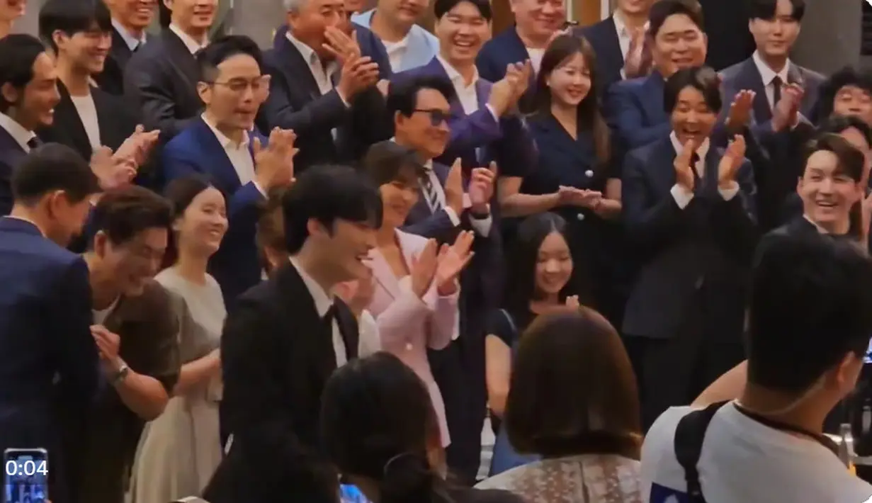 Sementara itu, eks personel TVXQ yaitu Kim Jaejoong hadir sebagai tamu undangan. Dia berhasil mendapat lemparan bunga dari pengantin. Momen ini dia bagikan lewat akun Instagramnya. (Foto: Instagram/ jj_1986_jj)