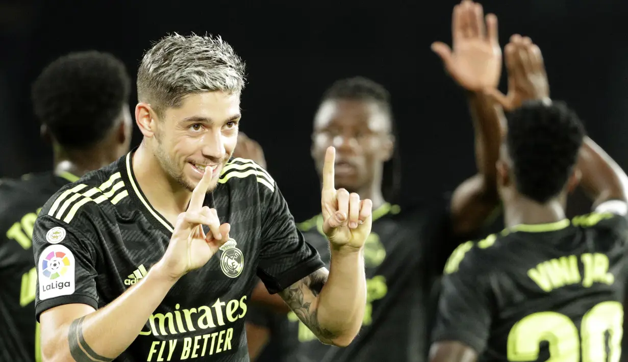 Skema serangan balik kembali jadi awal terciptanya gol ke-4 Real Madrid yang dicetak Federico Valverde. Aurelien Tchouameni yang behasil memutus serangan Celta Vigo di depan kotak penlti sendiri kemudian melepaskan umpan terobosan kepada Vinicius Junior yang kembali meneruskannya kepada Karim Benzema yang sempat terpeleset. Bola kemudian disambar Federico Valverde yang mengarahkannya ke tiang jauh tanpa mampu diantisipasi Agustin Marchesin. (AP/Lalo R. Villar)