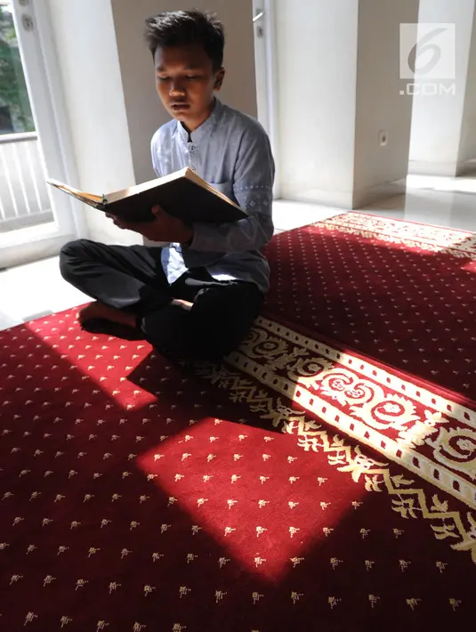 Seorang umat muslim membaca Alquran di Masjid Al-Madinah, Parung, Bogor, Selasa (7/5/2019). Sejumlah umat muslim meningkatkan ibadah pada bulan suci Ramadhan 1440 H dengan membaca Alquran (tadarus), shalat berjamaah, berdoa dan dzikir di masjid. (merdeka.com/Arie Basuki)