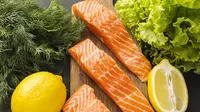 Salmon mengandung kaya omega-3 yang bisa meningkatkan kadar kolesterol baik dalam tubuh. (Foto: Freepik/freepik)
