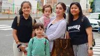 Inspirasi Padu Padan Busana Garis-Garis ala Ussy Sulistiawaty dan Para Buah Hati