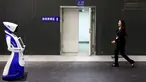 Seorang wanita berjalan melewati sebuah robot yang bernama Robot4U Tech pada Konferensi Robot Dunia, WRC 2016 di Beijing, Tiongkok (21/10). Sekitar 150 perusahaan robot yang terkenal di dunia ikut berpartisipasi dalam acara ini. (Reuters/Thomas Peter)