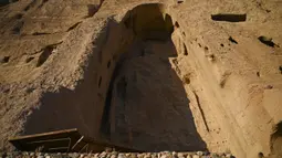 Kondisi situs patung Buddha raksasa yang dihancurkan oleh Taliban pada 2001di Provinsi Bamiyan, Afghanistan, 9 Januari 2021. Buddha Bamiyan sebelumnya adalah patung pahatan Buddha terbesar di dunia. (WAKIL KOHSAR/AFP)