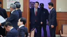 Presiden Korea Selatan yang dimakzulkan, Yoon Suk Yeol, tiba untuk menghadiri sidang pemakzulannya di Mahkamah Konstitusi di Seoul pada 21 Januari 2025. (Kim Hong-Ji/POOL/AFP)