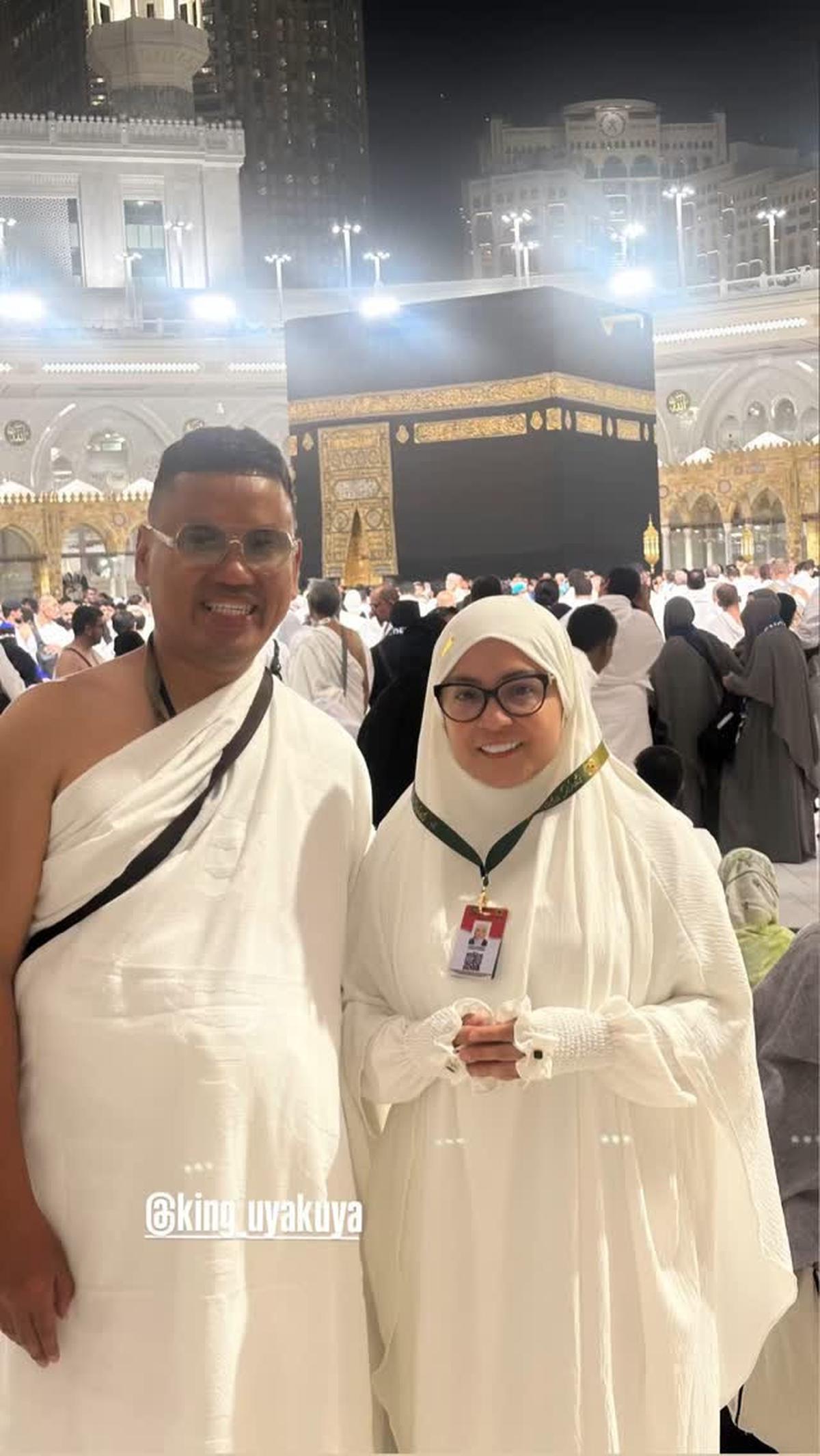 Umrah di Bulan Ramadan, Uya Kuya Perlihatkan Suasana Menunggu Buka Puasa di Depan Ka'bah