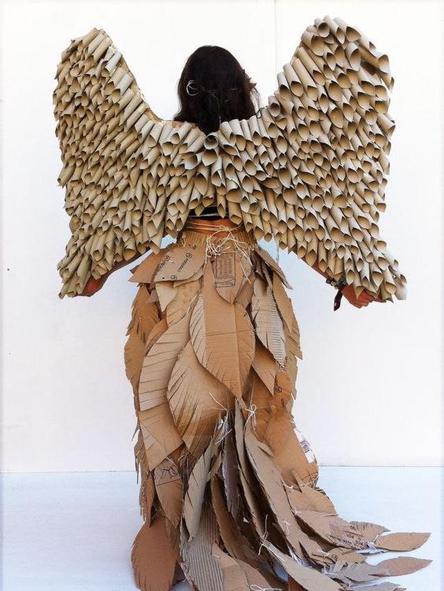 Kreatif, Model Ini Gunakan Busana Bahan Kardus di Atas Catwalk