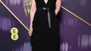 Fernanda Torres, aktris ini tampil menawan dalam balutan gaun hitam berbahan silk crepe dari Dior, dilengkapi sabuk kulit hitam yang memberikan sentuhan tegas namun tetap feminin.  [Dior].