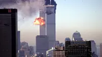 (FILES) Dalam file foto asap dan api meletus dari menara kembar World Trade Center setelah pesawat komersial sengaja menabrak gedung-gedung di Manhattan, New York pada 11 September 2001. (AFP/Seth Mcallister)