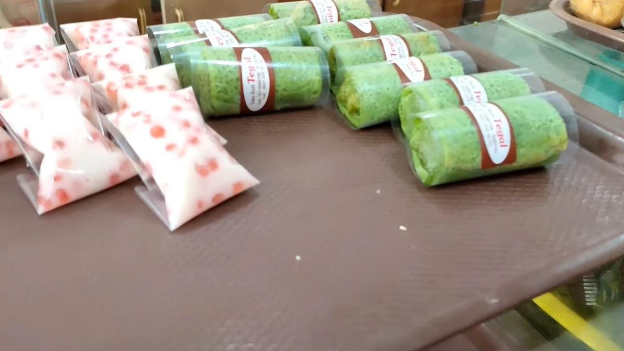 Sediakan Aneka Roti dan Kue Tradisional