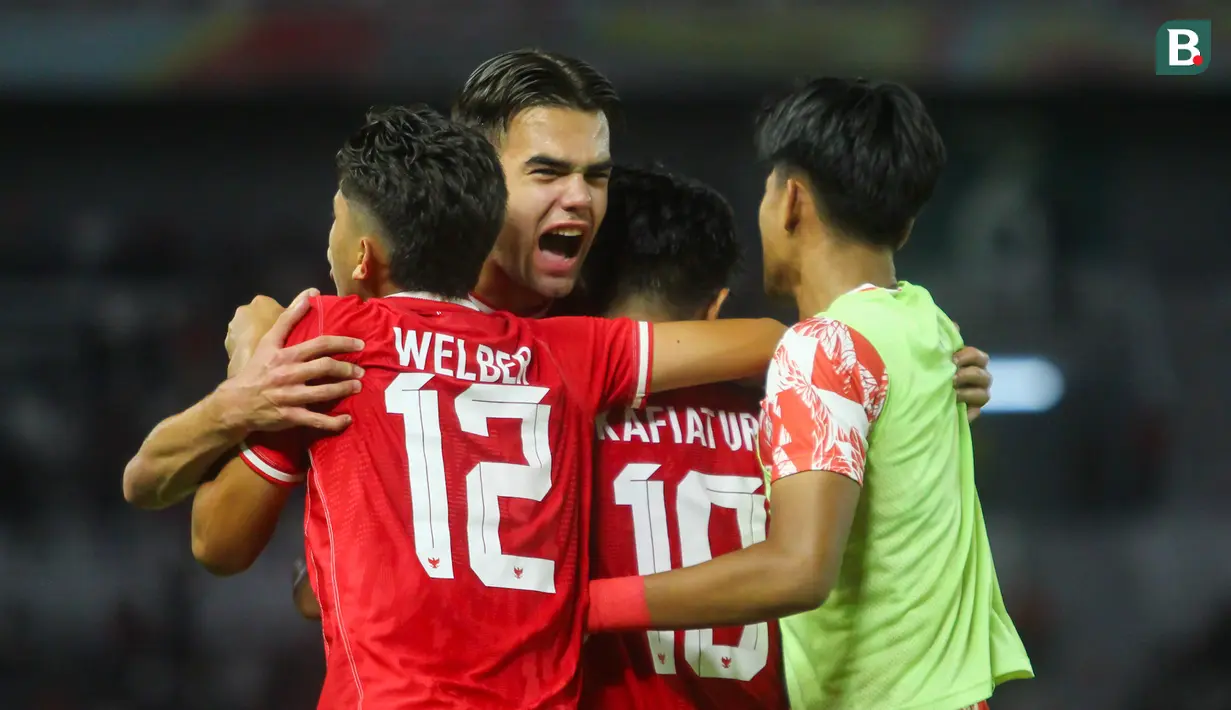 Pemain Timnas Indonesia U-19, Jens Revan, bersama rekannya merayakan kemenangan atas Kamboja U-19 pada fase Grup Piala AFF U-19 2024 di Stadion Gelora Bung Tomo (GBT), Surabaya, Sabtu (20/7/2024) malam WIB. (Bola.com/Aditya Wany)