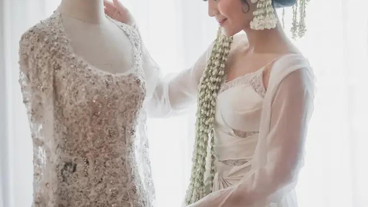 11 Model Bridal Robe Artis Indonesia, Mewah, Elegan, dan Sarat Makna