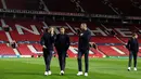 Cristiano Ronaldo bersama rekan-rekannya berjalan di dalam stadion Old Trafford jelang bertanding melawan Manchester United pada grup H Liga Champions, Inggris (22/10). Juventus berada di posisi pertama di grup tersebut. (AP Photo/Martin Rickett)