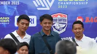 Achmad Figo, Achmad Maulana dan Dendi Santoso saat diserbu penggemarnya di acara Malang Soccer Championship, Minggu (10/12/2023). (Bola.com/Iwan Setiawan)