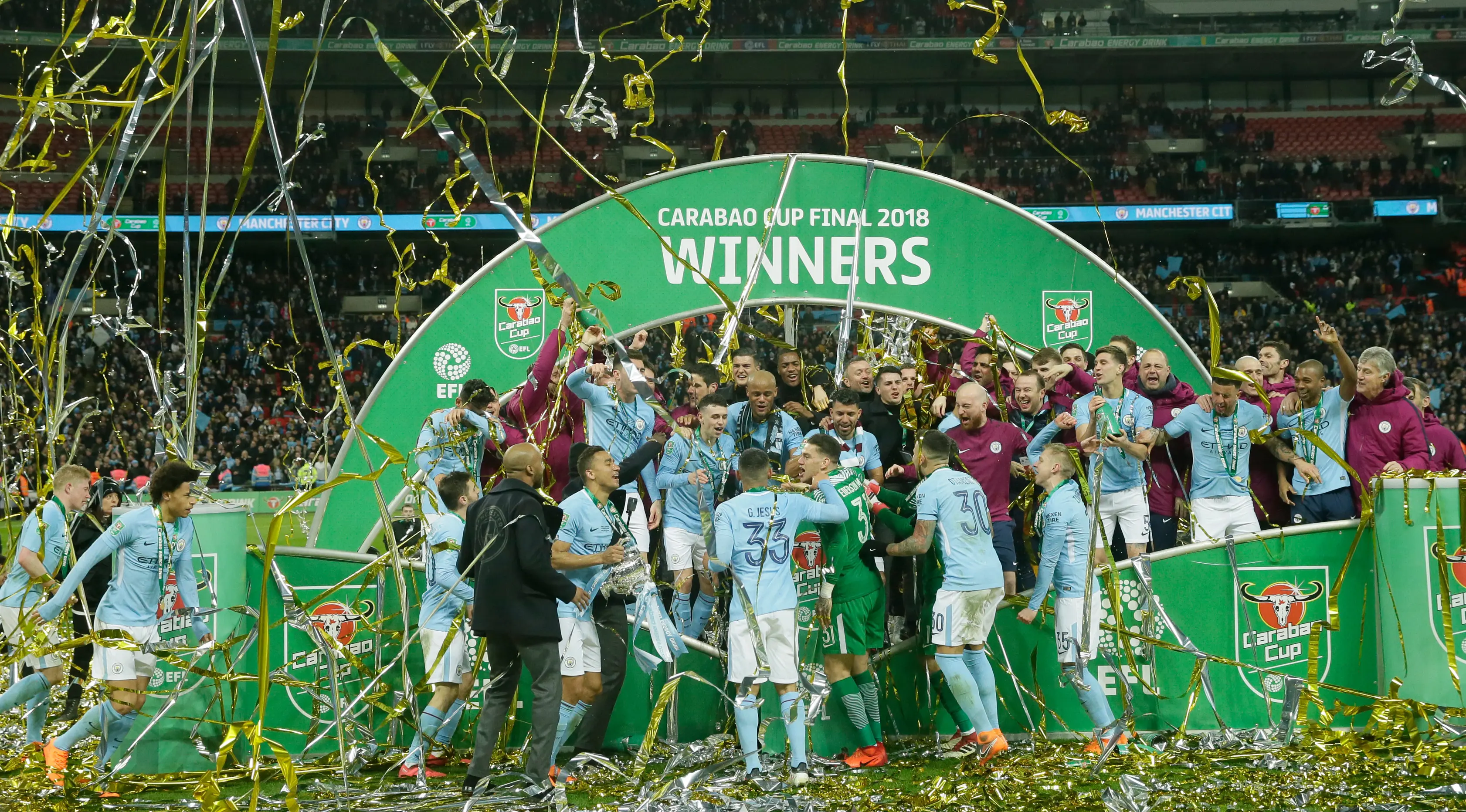Para pemain Manchester City merayakan keberhasilan menjadi juara Piala Liga Inggris seusai mengalahkan Arsenal di Stadion Wembley, Minggu (25/2) (AP/Tim Ireland)