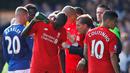 Pelatih Liverpool Brendan Rodgers memberikan instruksi kepada Mamadou Sakho dalam lanjutan Liga Premier Inggris di Goodison Park, Minggu (04/10/2015). Liverpool dan Everton bermain imbang 1-1. (Action Images via Reuters / Lee Smith)