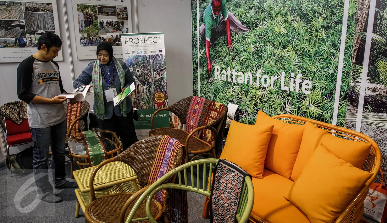 Penjaga memberikan di booth pupuk saat pameran Trade Expo Indonesia 2016 di Jakarta, (13/10). Prospek Indonesia merupakan program pengembangan industri rotan diinisiasi oleh Perkumpulan Untuk Peningkatan Usaha Kecil (PUPUK). (Liputan6.com/Faizal Fanani