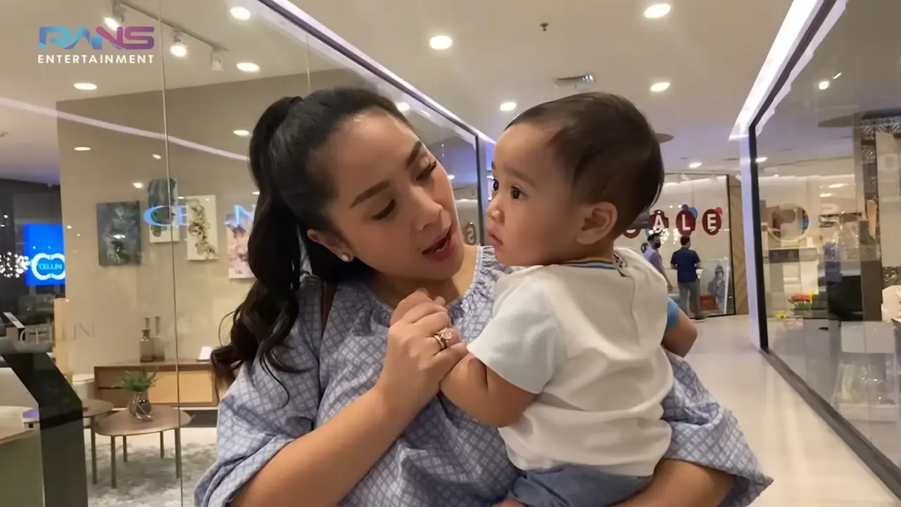 Nagita Slavina dan Rayyanza. (Foto: YouTube RANS Entertainment)
