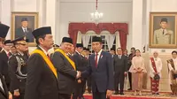 Presiden Joko Widodo atau Jokowi memberikan anugerah tanda kehormatan kepada sejumlah tokoh di Istana Negara Jakarta, Rabu (16/8/2024). (Liputan6.com/Lizsa Egeham)