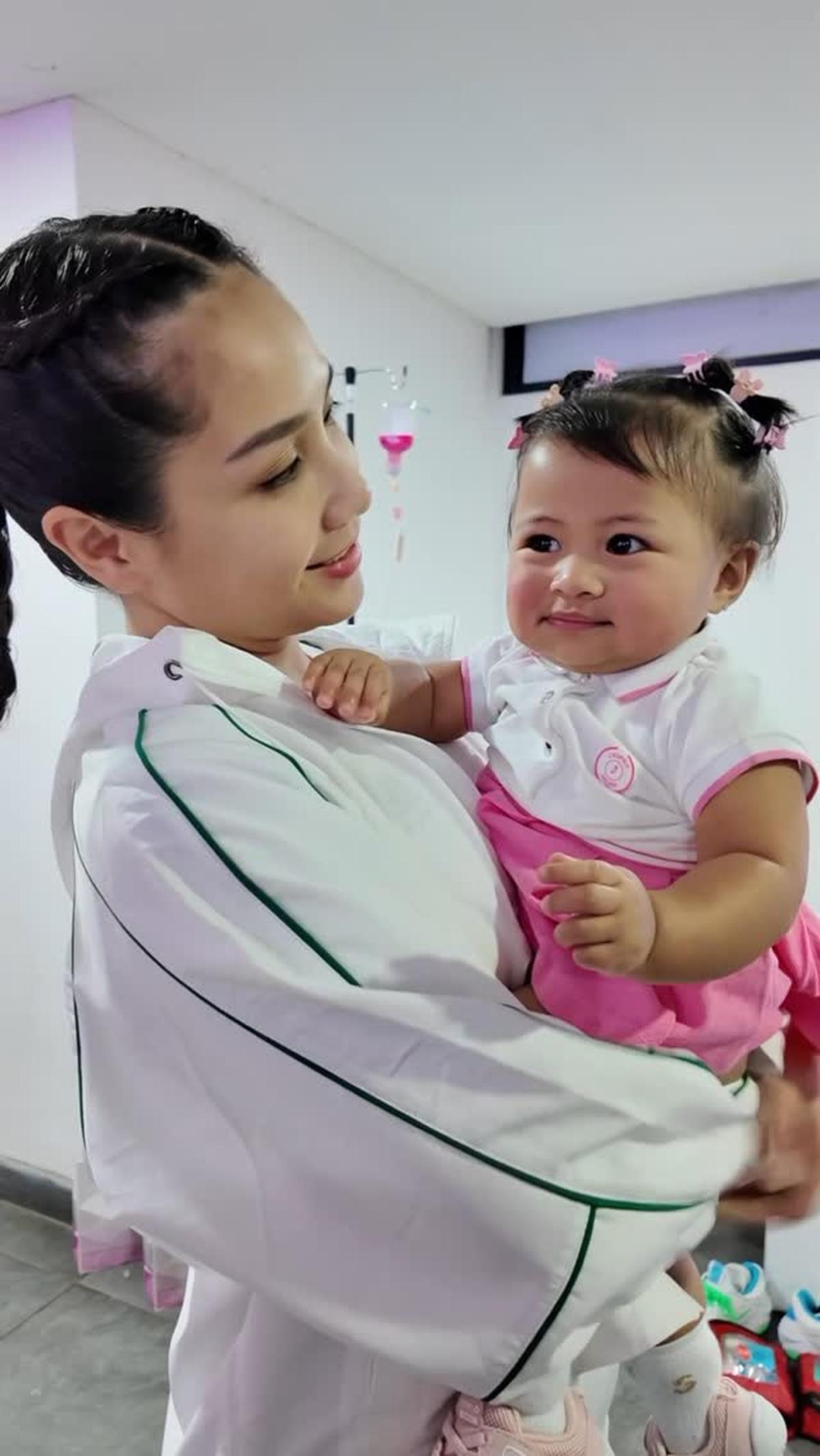Dipanggil si Pulen, Ini 7 Potret Terbaru Lily Anak Nagita Slavina dan Raffi Ahmad yang Gemesin Banget