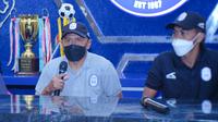 Pelatih dan pemain RANS Nusantara FC, Rahmad Darmawan (kiri) bersama Ady Setiawan, dalam konferensi pers jelang pertandingan uji coba melawan Arema FC yang bakal digelar pada Selasa (7/6/2022). (Bola.com/Iwan Setiawan)