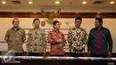 MenPAN RB, Yuddy Chrisnandi (tengah) bersama Mendagri Thahjo Kumolo (kedua kanan), Ketua Bawaslu Muhammad (kanan) bersiap menandatangani nota kesepahaman netralitas aparatur sipil negara di Jakarta, Jumat (2/10/2015). (Liputan6.com/Helmi Fithriansyah)