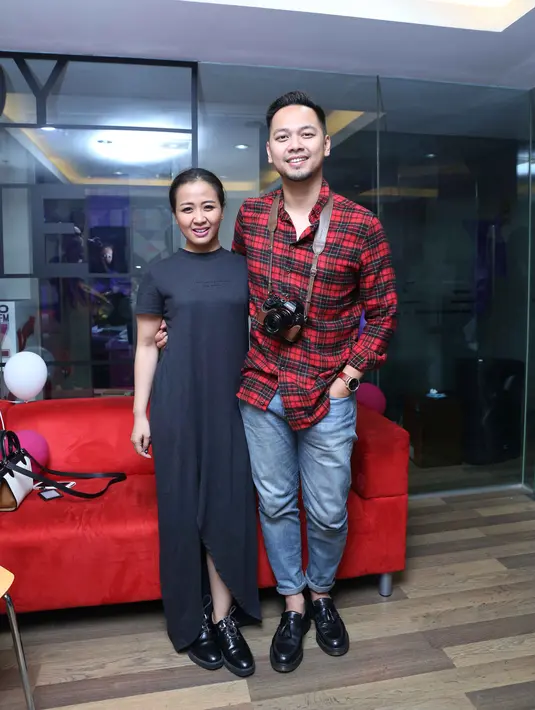 Astrid ingin mengingatkan bahwa tak ada pasangan yang cocok seratus persen melalui lagu terbarunya ini. Menikah adalah menyatukan dua kepala yang memiliki pemikiran berbeda. (Nurwahyunan/Bintang.com)