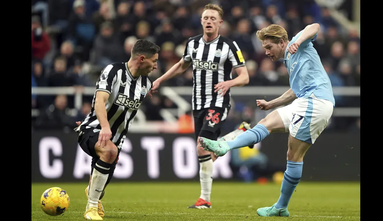 Pemain Manchester City, Kevin De Bruyne (kanan) mencetak gol kedua timnya ke gawang Newcastle United pada laga lanjutan Liga Inggris 2023/2024 di St James' Park, Newcastle, Inggris, Minggu (14/01/2024) dini hari WIB. (AP Photo/PA/Owen Humphreys)