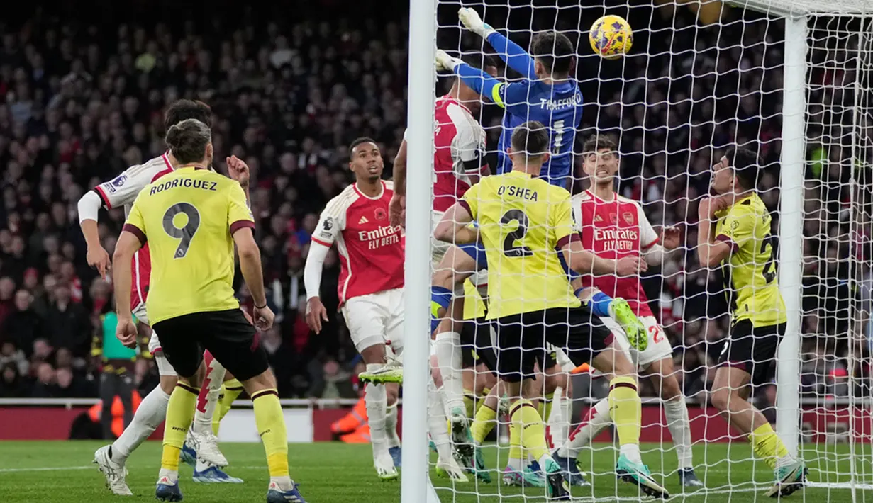 Arsenal tak menunggu lama untuk berbalik unggul. Giliran William sAliba cetak gol usai manfaatkan umpan Leandro Trossard di menit ke-57 sehingga skor jadi 2-1. (AP Photo/Kin Cheung)
