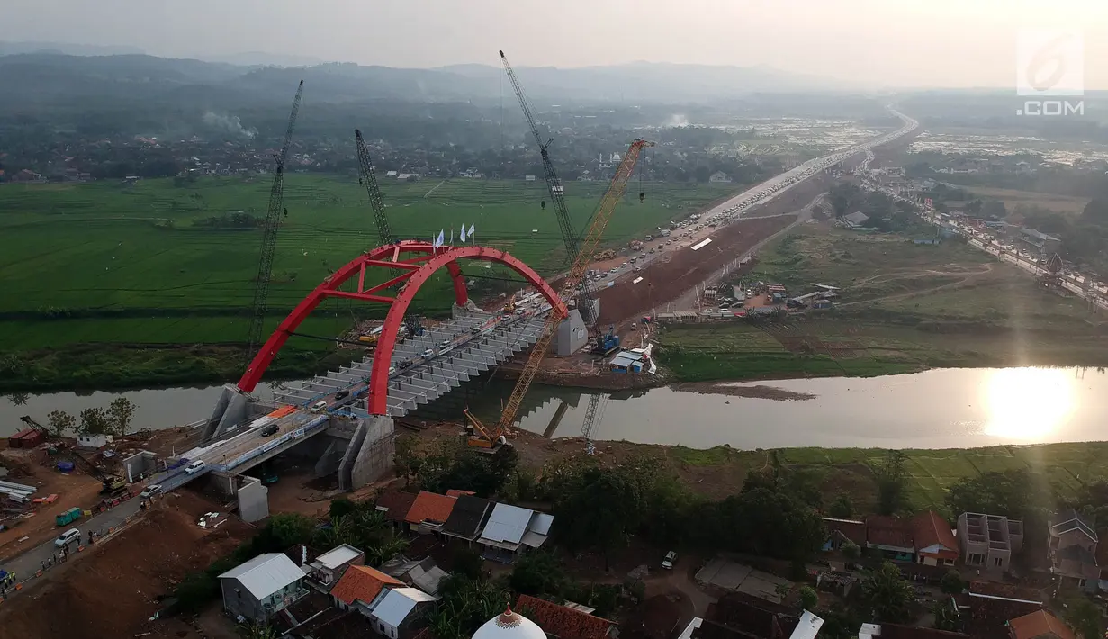 Kendaraan pemudik melintasi Jembatan Kali Kuto di ruas tol fungsional Batang-Semarang, Gringsing, Batang, Jateng, Rabu (13/6). Jembatan dioperasikan bertujuan untuk mengurai kemacetan di exit tol fungsional Gringsing, Kendal. (Liputan6.com/Arya Manggala)