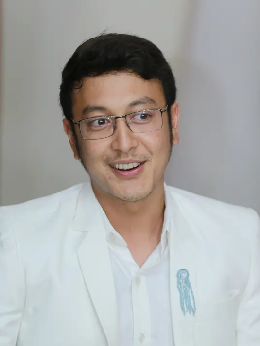 Disinggung soal hal yang membuatnya tertarik sampai akhirnya menikahi mantan Puteri Indonesia itu, Dimas pun menjawab lugas. Dengan singkat, Dimas menegaskan jika ia suka semua hal yang ada di diri istrinya itu. (Adrian Putra/Bintang.com)