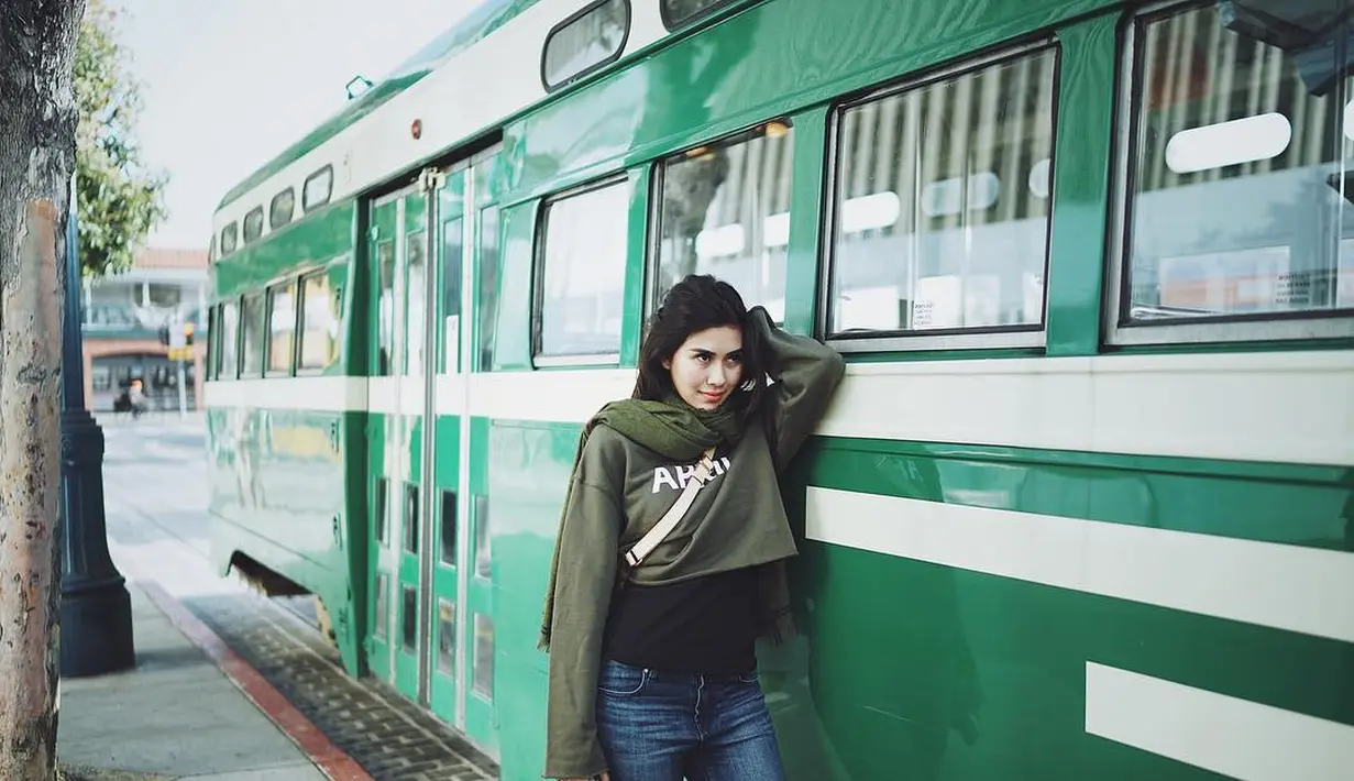 Presenter dan pemeran Syahnaz saat berpose disebuat kereta. Cuaca Amerika sangat mendukung pasangan ini melakukan honeymoon. (Instagram/syahnazs)