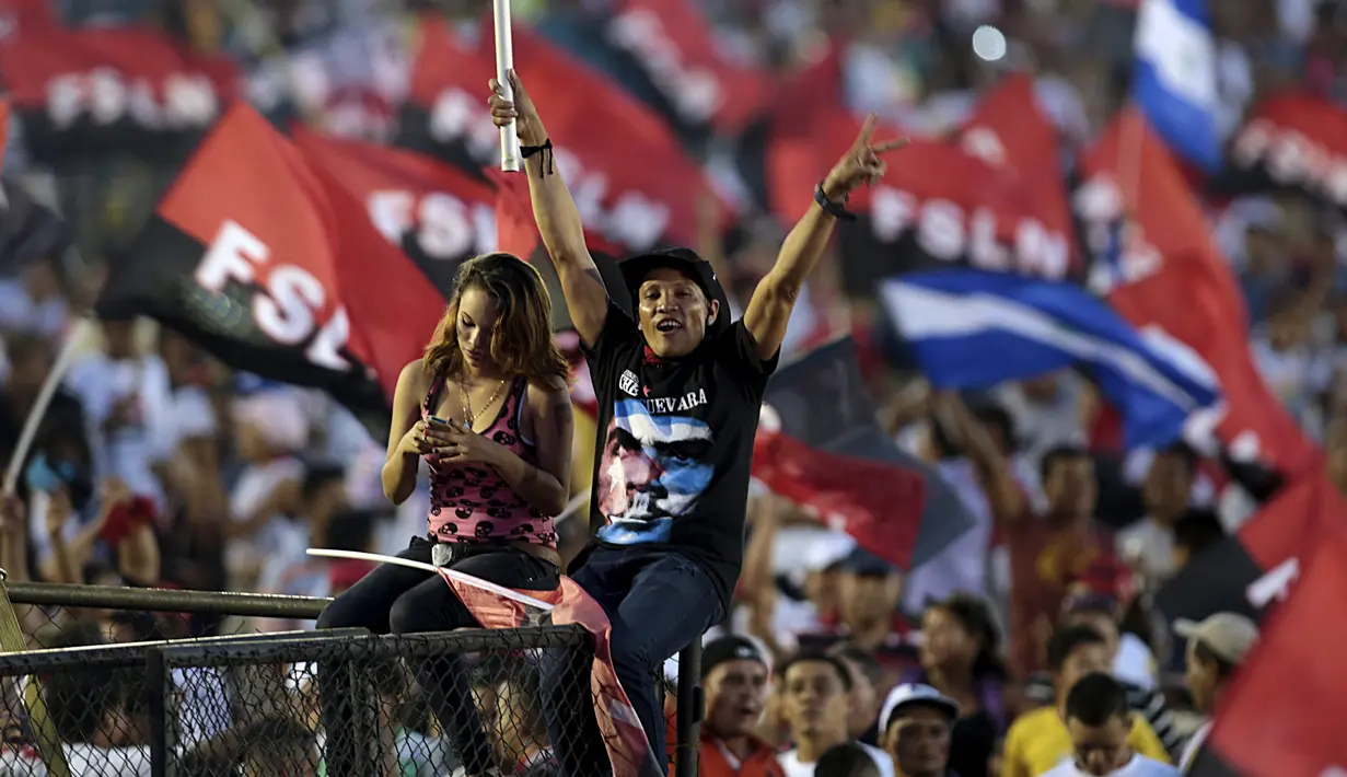Pendukung Presiden Nikaragua Daniel Ortega merayakan Revolusi Sandinista ke-36 di Managua, Minggu, (19/7/2015). Sandinista merupakan Front Pembebasan Nasional Nikaragua yang didirikan atas prinsip-prinsip sosialisme pada 1961 lalu. (REUTERS/Oswaldo Rivas)