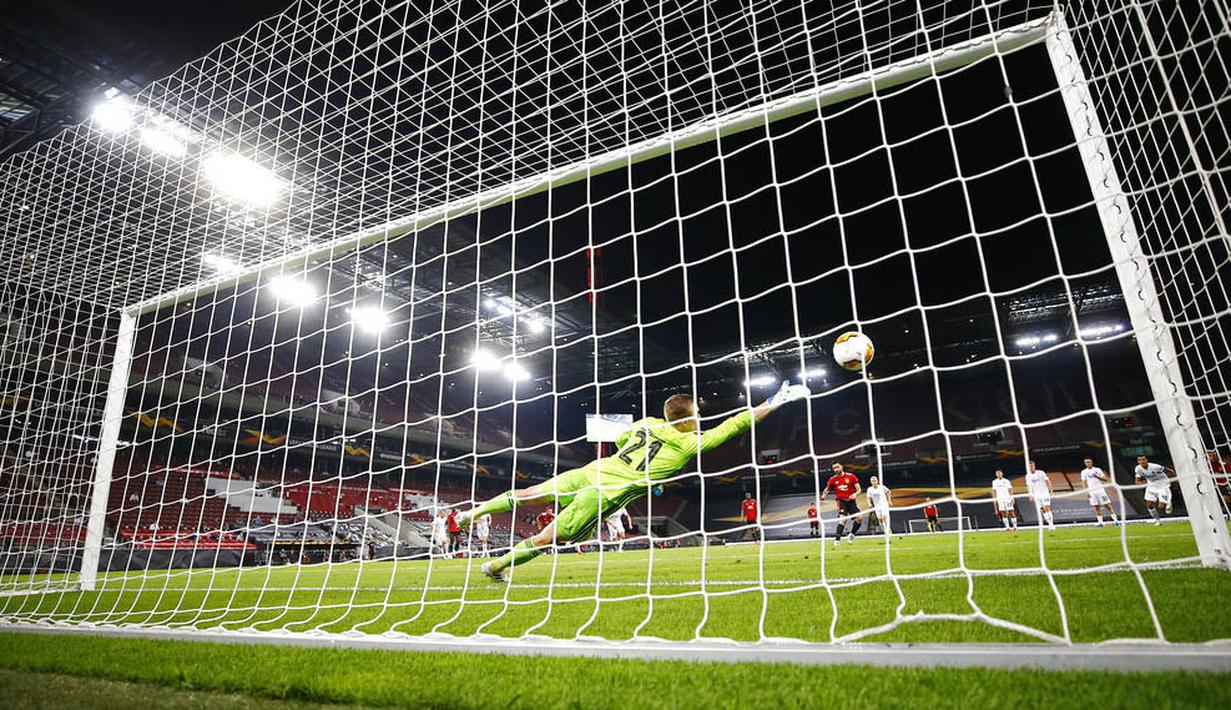 Kiper Copenhagen, Karl-Johan Johnsson, berusaha menghalau bola saat melawan Manchester United pada laga Liga Europa di Stadion Rhein Energie, Senin (10/8/2020). MU menang tipis 1-0 atas Copenhagen.  (Wolfgang Rattay/Pool via AP)