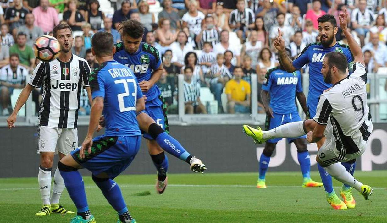 Striker Juventus, Gonzalo Higuain, saat mencetak gol kedua ke gawang Sassuolo dalam lanjutan Serie A di Juventus Stadium, Turin, Sabtu (10/9/2016). (Reuters/Giorgio Perottino)