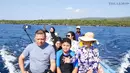Salah satu yang dituju pada liburan ini adalah pantai. Momen rombongan kecil KD bersama keluarga saat naik perahu untuk menyebrang. [Youtube/The Lemos Family]
