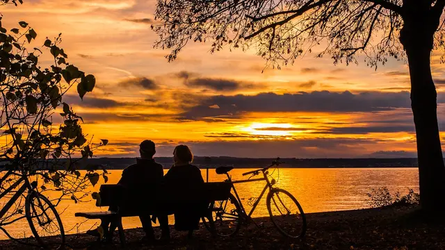 6 Arti Mimpi Naik Sepeda Berboncengan Berdua, Pertanda Baik?
