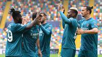 Para pemain AC Milan merayakan gol yang dicetak Franck Kessie dalam laga kontra Udinese di giornata keenam Serie A, Minggu (1/11/2020). AC Milan menang 2-1 atas Udinese dalam pertandingan tersebut. (Andreas SOLARO/AFP)