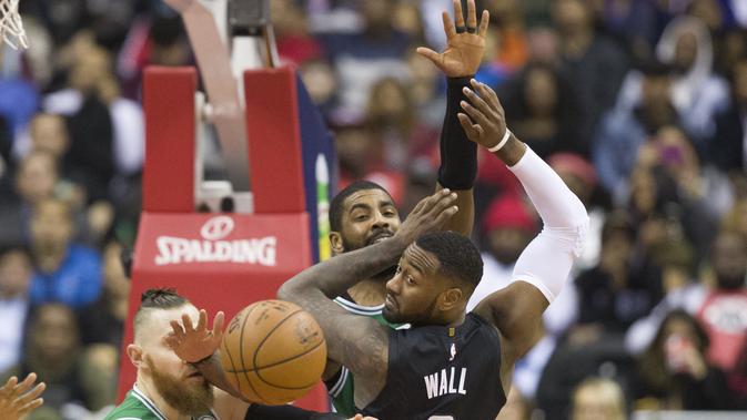Kyrie Irving saat halangi John Wall di duel NBA Boston Celtics vs Washington Wizards (AP Photo/Alex Brandon)