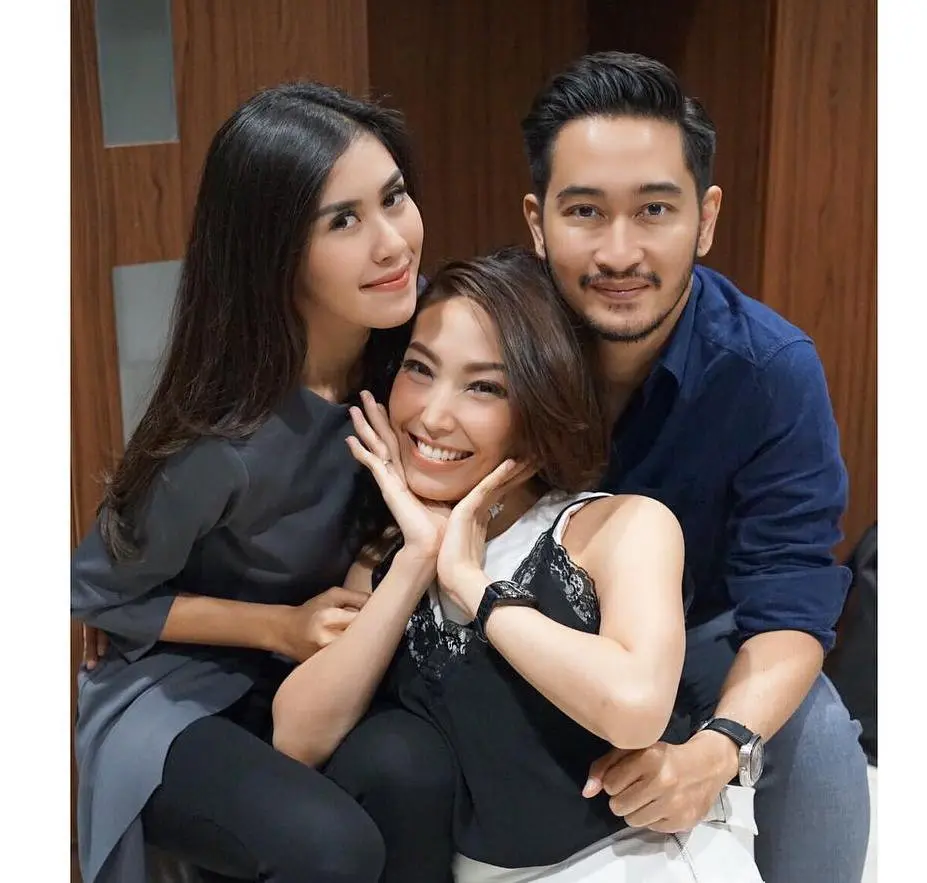 Syahnaz Sadiqah dan Jeje Govinda bersama Ayu Dewi [foto: instagram]