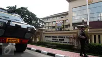 Anggota polisi bersiaga di sekitar gedung Mabes Polri, Jakarta, Selasa (5/7). Pengamanan Mabes Polri diperketat pasca pengeboman bunuh diri di Mapolresta Solo.(Liputan6.com/Faizal Fanani)