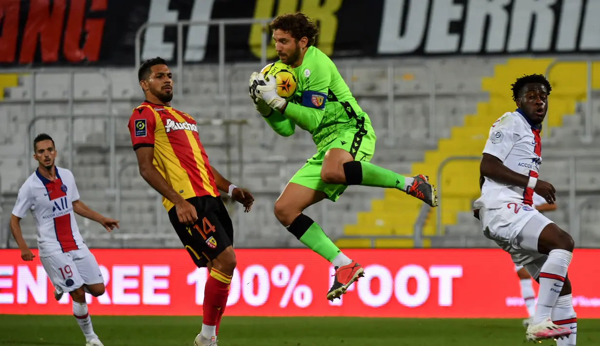 Kiper Lens, Jean-Louis Leca, menangkap bola saat menghadapi PSG pada laga Liga Prancis di Stadion Bollaert-Delelis, Jumat (11/9/2020). PSG kalah 0-1 atas Lens. (AFP/Denis Charlet)