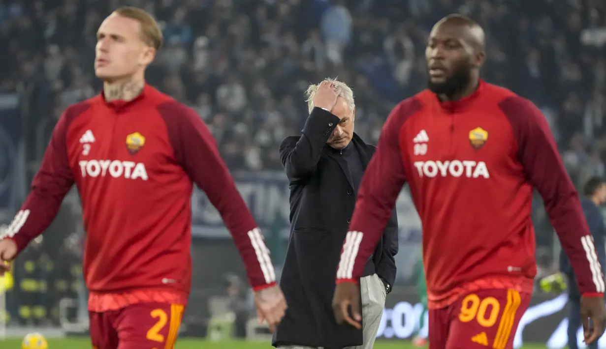 Tak lama kemudian wasit juga mengeluarkan kartu merah untuk dua pemain Roma, Sarder Azmoun dan Gianluca Mancini. (AP Photo/Gregorio Borgia)