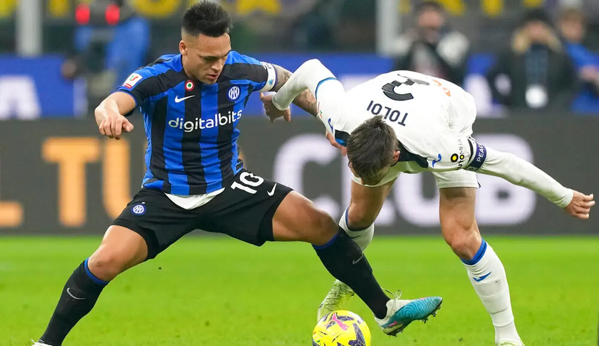 Pemain Inter Milan Lautaro Martinez berebut bola dengan pemain Atalanta Rafael Toloi (kanan) pada pertandingan sepak bola perempat final Coppa Italia di Stadion San Siro, Milan, Italia, 31 Januari 2023. Inter Milan menang 1-0 atas Atalanta dan berhasil melaju ke semifinal Coppa Italia. (AP Photo/Antonio Calanni)