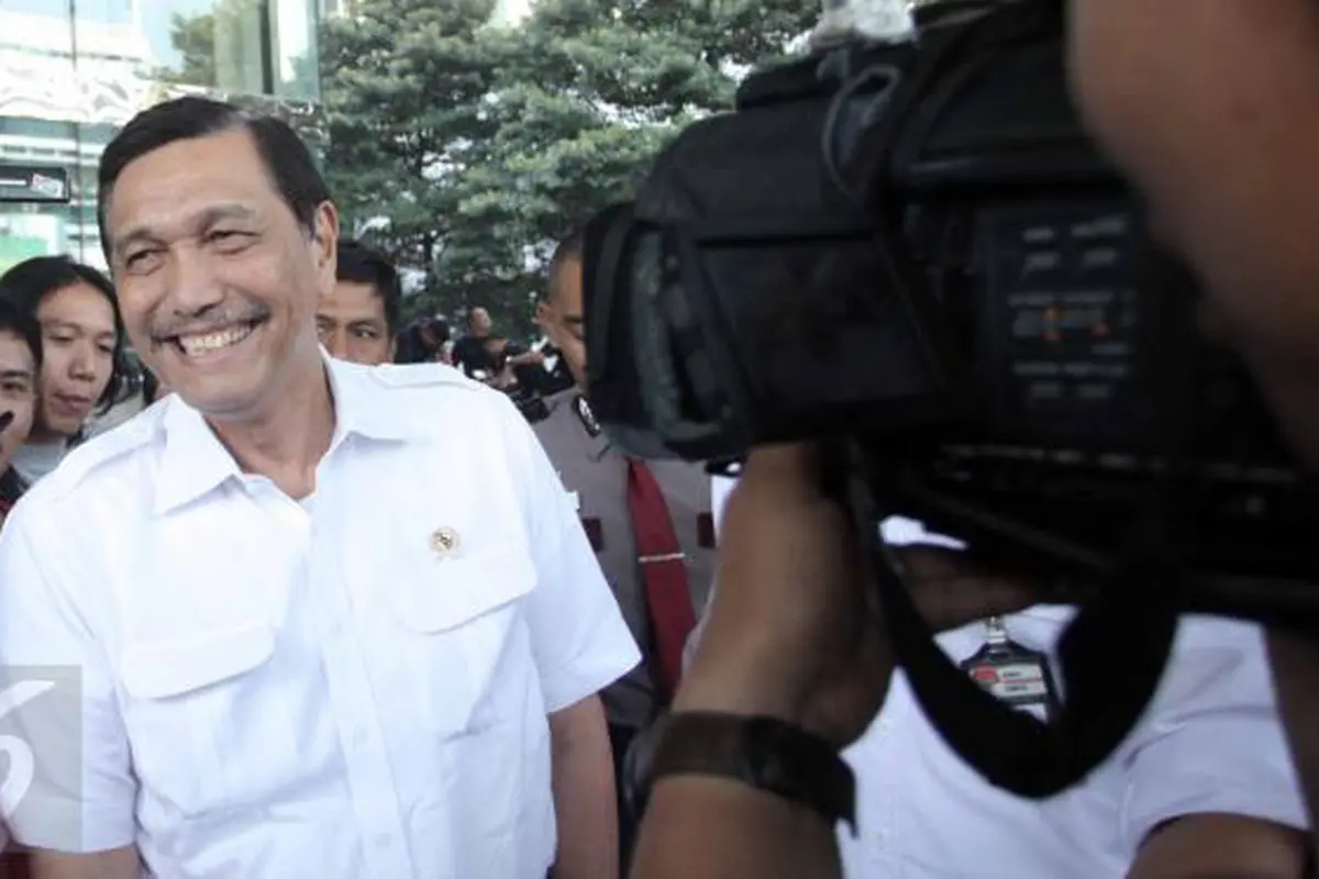 Menko Polhukam Luhut Pandjaitan, Masih Nyetrika Bajunya Sendiri!