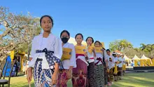 Siswa-siswa sejumlah SD di Bali ikut ambil bagian dalam acara penyambutan para peserta Maybank Marathon 2023 di area Taman Bhagawan lokasi Race Park Collection, Sabtu (26/8/2023). Ribuan runner bersilaturahmi saat pengambilan nomor urut peserta di tempat tersebut. (Bola.com/Ario Yosia)
