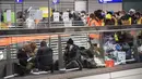 Pengungsi dari zona perang Ukraina menunggu di Stasiun Pusat Berlin, Selasa (1/3/2022). Menjelang malam, diperkirakan 300 orang tiba di Berlin dengan kereta api. Sejumlah relawan kemudian merawat orang-orang yang terdampar. (Paul Zinken/dpa via AP)