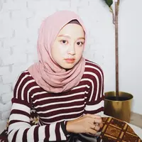 Mengenakan baju motif stripes perpaduan warna putih dan merah bata, penampilan Gita Savitri Devi ini simpel tapi tetap terlihat stylish. Hijab warna merah muda yang dikenakannya berpadu sempurna dengan baju motif stripesnya. Meski sudah menginjak usia kepala 3, tak dipungkiri jika Gitasav terlihat seperti remaja berusia 17 tahun. (Liputan6.com/IG/@gitasav)