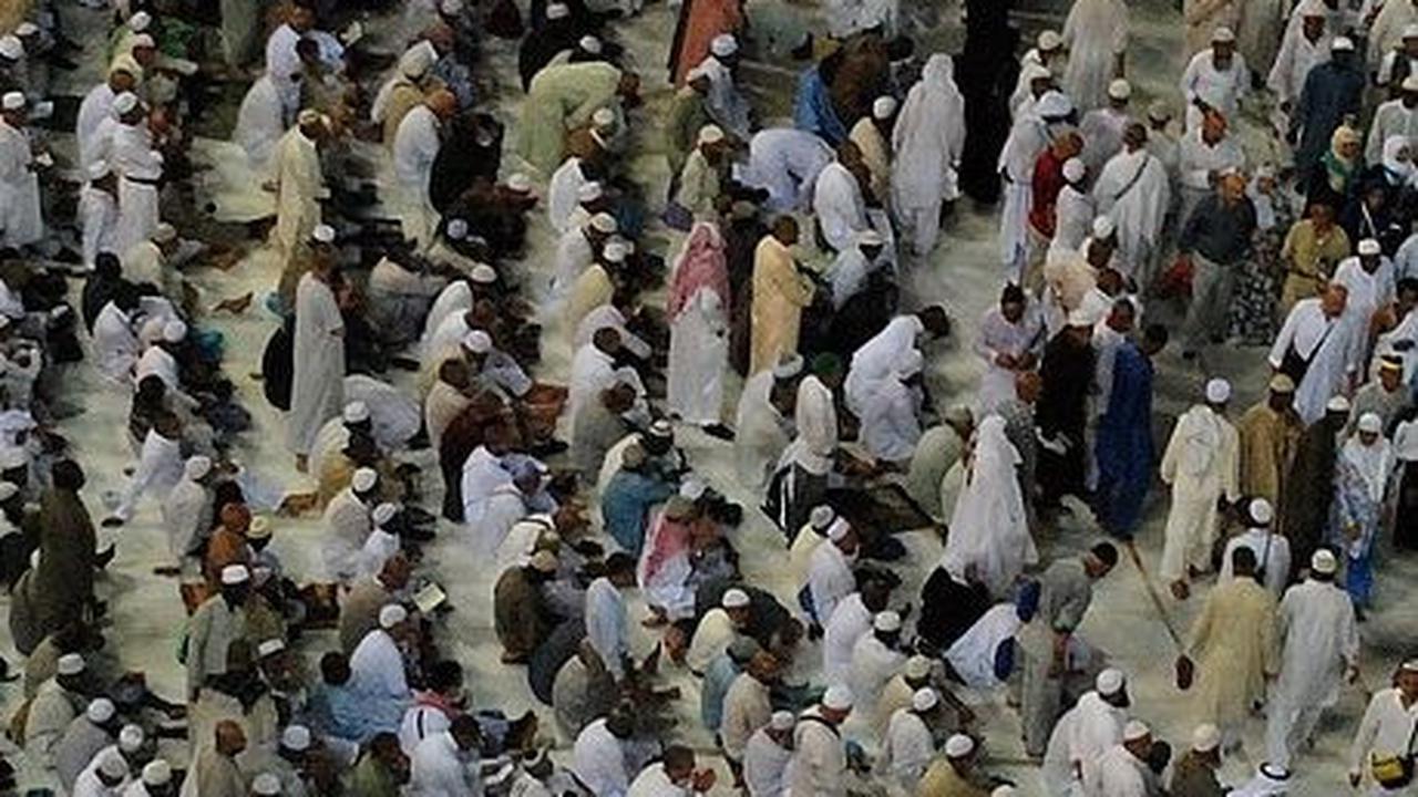 Keberangkatan ribuan jemaah ini diiringi isak tangis keluarga dan kerabat.